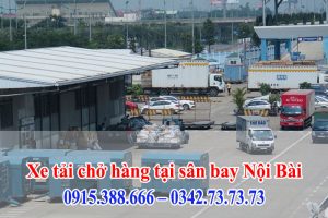 Xe tải chở hàng tại sân bay Nội Bài