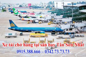 Xe tải chở hàng tại sân bay Tân Sơn Nhất